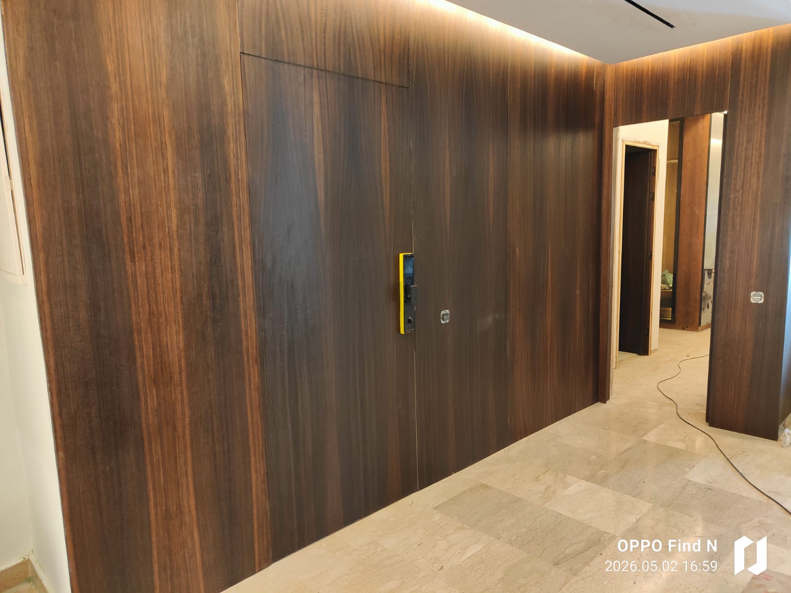 Porte d'entrée en bois avec serrure connectée, réalisée par RSS Studio